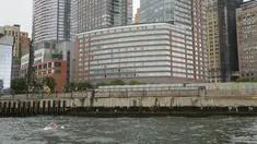 Lewis Pugh berenang di sepanjang tepi hilir Manhattan di New York, Rabu, 13 September 2023. (AP Photo/Seth Wenig)