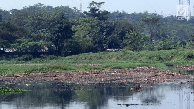 Kondisi Situ Pengarengan, Kota Depok, Jawa Barat, Kamis (18/4). Tumpukan sampah dan tanaman eceng gondok terlihat menumpuk menutupi permukan air Situ Pengarengan. (Liputan6.com/Helmi Fithriansyah)
