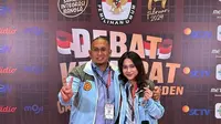 Istri Pratama Arhan ini pun hadir bersama sang ayah yang juga kader Gerindra. Azizah pun mengenakan jaket biru dari salah satu paslon wakil presiden. [@andre_rosiade]