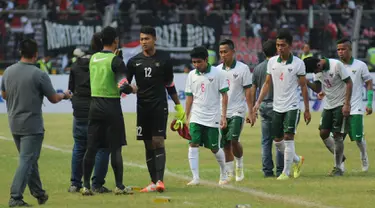 Sejumlah pemain timnas Indonesia U-23 bersalaman usai berlaga kontra Korea Selatan di kualifikasi grup H Piala Asia 2016 di Stadion GBK Jakarta, Selasa (31/3/2015). Timnas Indonesia U-23 kalah 0-4 dari Korea Selatan. (Liputan6.com/Helmi Fithriansyah)