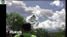 Letusan yang terjadi pada Rabu kemarin, memunculkan gumpalan berwarna kelabu di atas puncak.