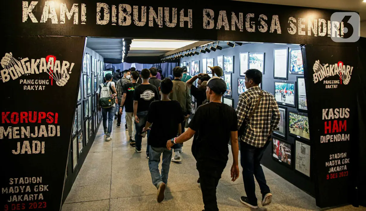 Tepat setelah pintu masuk, para pengunjung disuguhkan dengan pameran foto tentang sejarah Indonesia. (Liputan6.com/Faizal Fanani)