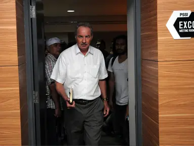 Alfred Riedl meninggalkan ruang meeting exco PSSI di kawasan Stadion GBK Jakarta, Jumat (10/6/2016). PSSI resmi menunjuk Alfred Riedl sebagai pelatih Timnas Indonesia di Piala AFF 2016. (Liputan6.com/Helmi Fithriansyah)
