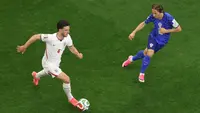 Pemain Kroasia Luka Modric (kanan) menjaga pemain Inggris Declan Rice (kiri) saat laga Grup L Piala Dunia 2026 antara Inggris vs Kroasia di Arlington, Texas, dekat Dallas, Rabu, 17 Juni 2026. (AP Photo/Sam Hodde)