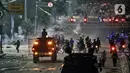 Aparat kepolisian berupaya membubarkan massa di kawasan Harmoni, Jakarta, Kamis (8/10/2020). Polisi berhasil membubarkan unjuk rasa ricuh yang dilakukan massa penolak UU Cipta Kerja dengan tembakan gas air mata dan watercanon. (merdeka.com/Iqbal S. Nugroho)