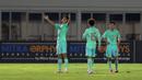 <p>Pemain Timnas&nbsp;China U-20, Peng Xiao (kiri) melakukan selebrasi setelah mencetak gol ke gawang Timnas&nbsp;Indonesia U-20 pada laga persahabatan yang berlangsung di Stadion Madya, Senayan, Jakarta, Jumat (22/03/2024). (Bola.com/Abdul Aziz)</p>