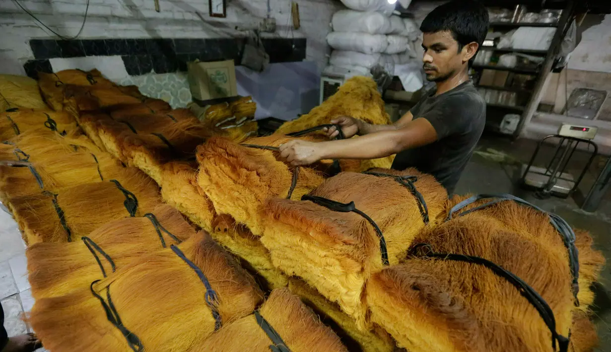 Pekerja India menata bundel bihun di sebuah pabrik di Ahmadabad pada 16 Mei 2019. Bihun sangat diminati di kalangan muslim India karena merupakan menu favorit yang kerap disuguhkan saat berbuka puasa bersama dengan buah-buahan manis. (AP Photo/Ajit Solanki)