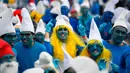 Orang-orang berpakaian seperti Smurf untuk memecahkan rekor pertemuan terbesar di dunia, di Landerneau, Prancis barat, Sabtu (7/3/2020). Sebanyak 3.500 orang berkumpul dan berdandan serba biru seperti Smurf, bahkan ada yang mengecat wajah dan kulit mereka. (Photo by Damien MEYER / AFP)