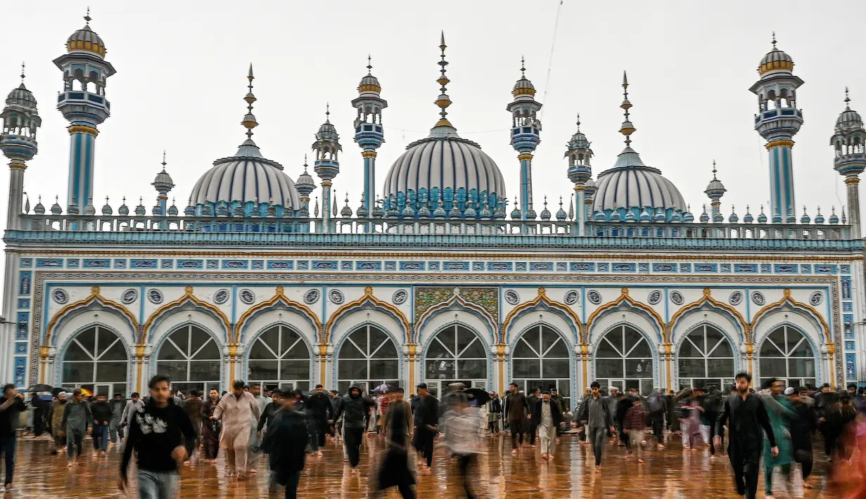 Umat Muslim pergi setelah Sholat Jumat di Masjid Jamia pada hari kedua bulan suci Ramadhan di Rawalpindi pada 24 Maret 2023. (AFP/Aamir QURESHI)