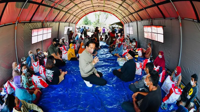 Presiden Joko Widodo atau Jokowi mengunjungi lokasi pengungsian erupsi Gunung Semeru di Desa Sumberluwuh Kabupaten Lumajang Jawa Timur, Selasa (7/12/2021).