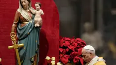 Paus Leo XIV merayakan Misa Malam Natal di Basilika Santo Petrus, Vatikan, Rabu 24 Desember 2025. Untuk pertama kalinya sejak terpilih sebagai pemimpin tertinggi Gereja Katolik, Paus Leo XIV memimpin langsung rangkaian perayaan Natal di Vatikan. (AP Photo/Gregorio Borgia)