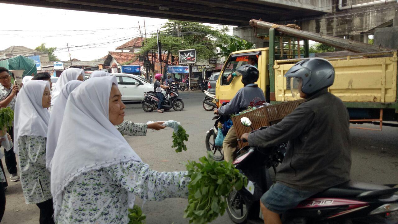Siswa SMA di Sidoarjo Bagikan Sayur Gratis di Tepi Jalan