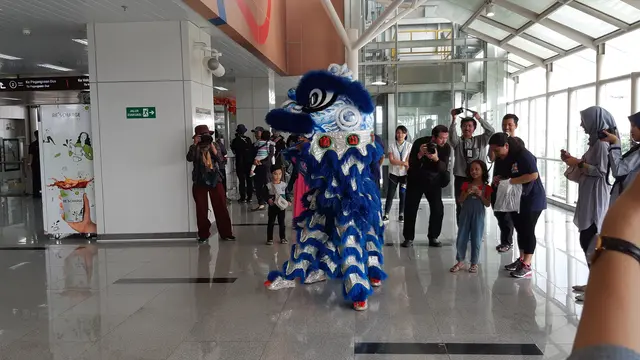 Pertunjukan barongsai dalam rangka Imlek di Stasiun LRT Velodrome, Sabtu (25/1/2020). (Liputan6.com/ Fachrur Rozie)