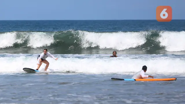 Foto: Melihat Wisatawan Asing Berlatih Surfing di Pantai Seminyak Bali