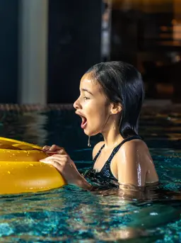 Cara efektif menjaga anak tetap sehat dan tidak mudah sakit setelah berenang. (Foto: pvproductions/Freepik)