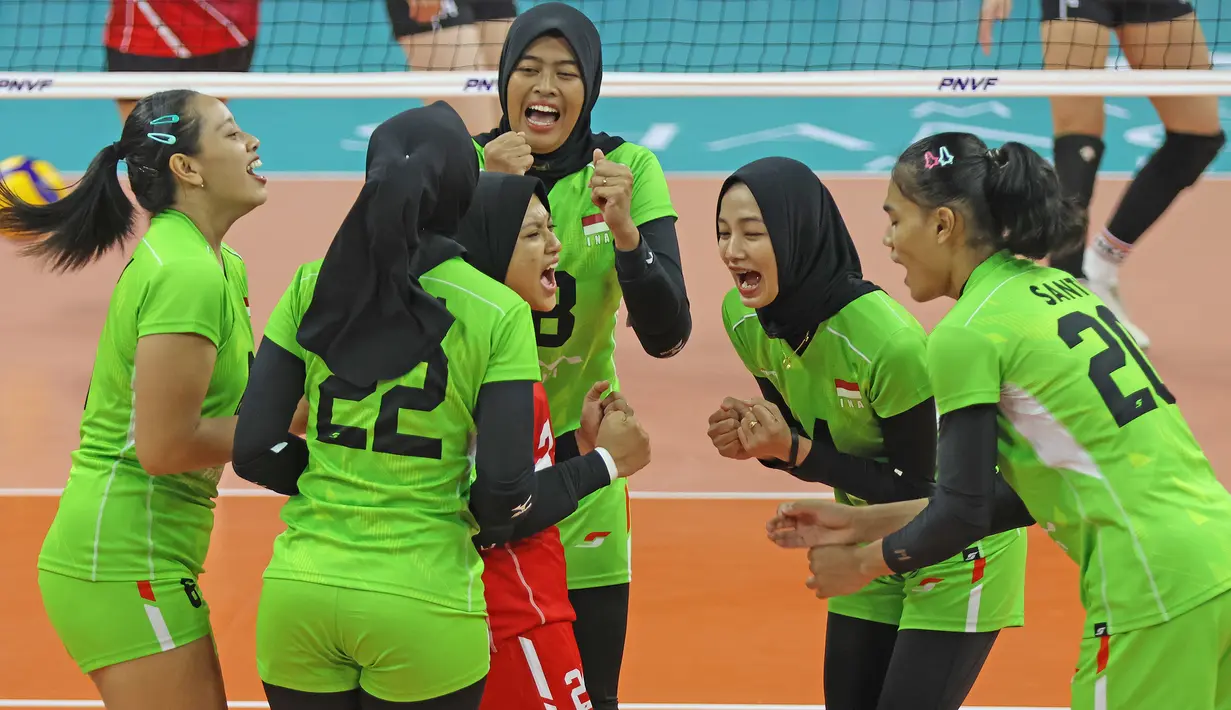 Selebrasi para pemain Timnas voli putri Indonesia setelah mencetak angka saat menghadapi Hong Kong pada laga perebutan tempat ketujuh AVC Challenge Cup 2024 di Rizal Memorial Coliseum, Manila, Filipina, Rabu (29/5/2024). Indonesia menang 3-0 (25-15, 25-19, 25-20). (Asian Volleyball Confederation)