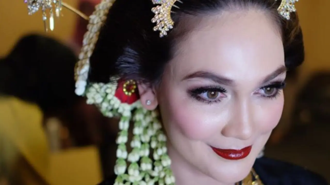 Polesan Cantik Luna Maya dengan Makeup Khas Pengantin Jawa