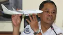 Ketua Subkomite Investigasi KNKT, Nurcahyo Utomo merilis temuan awal jatuhnya pesawat Lion Air PK-LQP di Jakarta, Rabu (28/11). Data kotak hitam, pilot berulang kali berupaya membawa pesawat naik kembali sebelum kehilangan kontrol. (AP/Achmad Ibrahim)