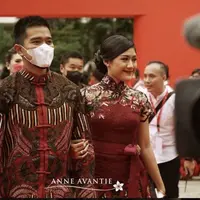 Kaesang Pangarep dan Erina Gudono baru saja menghadiri perayaan Imlek Nasional bersama Presiden Jokowi, di Lapangan Banteng, Jakarta Pusat. Kaesang dan Erina pun kompak mengenakan busana serba merah, yuk intip.  (@anneavantieheart)