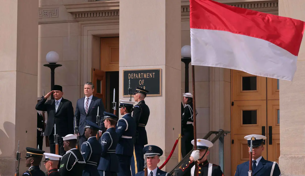 Kerja sama ini guna menjaga perdamaian dan stabilitas di kawasan Indo-Pasifik. Tampak dalam foto, Menteri Urusan Perang Amerika Serikat, Pete Hegseth (kedua kiri) bersama Menteri Pertahanan Republik Indonesia, Sjafrie Sjamsoeddin (kiri), mengikuti upacara penghormatan di Pentagon, Arlington, Virginia, pada 13 April 2026. (Chip Somodevilla/Getty Images North America/Getty Images via AFP)