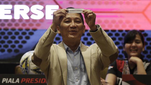 CEO Persija, Ferry Paulus, menunjukan nama klub saat pengundian Piala Presiden 2019. (Bola.com/M. Iqbal Ichsan)