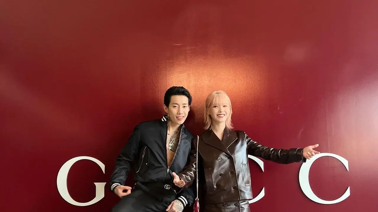8 Gaya Edgy Minimalis IU di Show Gucci di Milan, Terlihat Lebih Bersinar di Samping Jay Park dengan Rambut Pinkish Blonde