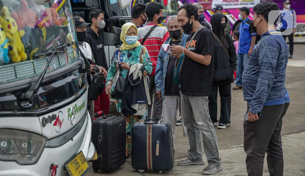 <p>Peserta Mudik Aman Mudik Sehat Kementerian Perhubungan bersiap menaiki bus tujuan kampung halamannya di Terminal Jatijajar, Depok, Jawa Barat, Kamis (28/4/2022). Pengguna jasa transportasi bus yang mengikuti program mudik gratis didominasi oleh pemudik yang berasal dari Jawa Tengah dan Jawa Timur dengan syarat telah menerima vaksin booster. (Liputan6.com/Faizal Fanani)</p>