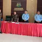 Penyerahan WNA Malaysia yang melanggar keimigrasian dan diduga terlibat pedagangan manusia diserahkan ke Kejari Kepulauan Meranti. (Liputan6.com/M Syukur)