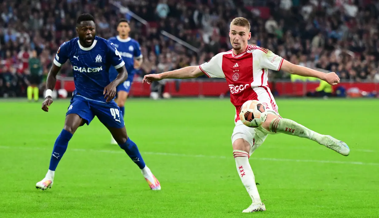 Pemain Ajax Amsterdam, Kenneth Taylor (kanan) berusaha melesatkan bola ke gawang Marseille pada laga matchday pertama Grup B Liga Europa 2023/2024 di Johan Cruijff ArenA, Amsterdam, Belanda pada Jumat (22/09/2023) dini hari WIB. Laga berakhir dengan skor 3-3. (AFP/Olaf Kraak)