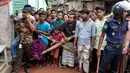 Petugas keamanan memblokade warga agar tidak mendekat ke lokasi ledakan pabrik di Dhaka, Bangladesh (4/7). Perusahaan garmen milik Multifabs Limited tersebut memasok pakaian rajutan yang dijual keluar negri. (AP Photo / AM Ahad)