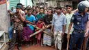 Petugas keamanan memblokade warga agar tidak mendekat ke lokasi ledakan pabrik di Dhaka, Bangladesh (4/7). Perusahaan garmen milik Multifabs Limited tersebut memasok pakaian rajutan yang dijual keluar negri. (AP Photo / AM Ahad)