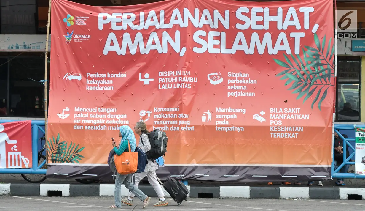 Penumpang saat ingin menaiki bus di Terminal Kampung Rambutan, Jakarta Timur, Rabu (14/6). Sebagian warga memilih mudik lebih awal untuk menghidari kemacetan pada puncak arus mudik lebaran nanti. (Liputan6.com/Yoppy Renato)