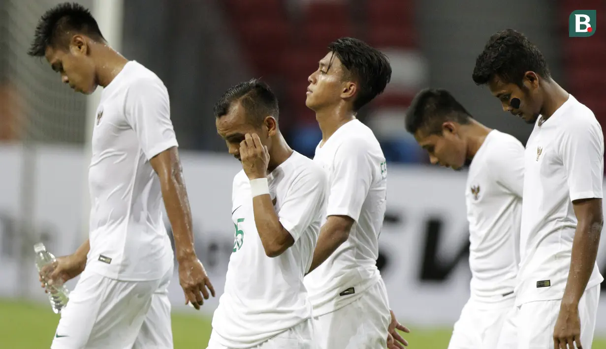 Gelandang Timnas Indonesia, Riko Simanjuntak, bersama rekan-rekannya tampak kecewa usai dikalahkan Singapura pada laga Piala AFF di Stadion Nasional, Singapura, Jumat (9/11). Singapura menang 1-0 atas Indonesia. (Bola.com/M. Iqbal Ichsan)