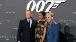 Aktor Daniel Craig, Naomie Harris and Christoph Waltz (ki-ka) berpose saat menghadiri premiere film terbarunya James Bond 007 "Spectre" di Berlin, Jerman, (28/10/2015). Film ini diproduksi oleh Eon Productions. (REUTERS/Fabrizio Bensch)