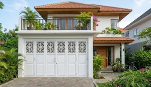 7 Model Pintu Garasi Lipat dengan Panel Roster di Bagian Atas, Fasad Rumah Terlihat Lebih Modern