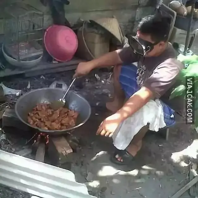 10 Potret Tingkah Orang saat Memasak Ini Nyeleneh Banget, Bikin Geleng Kepala