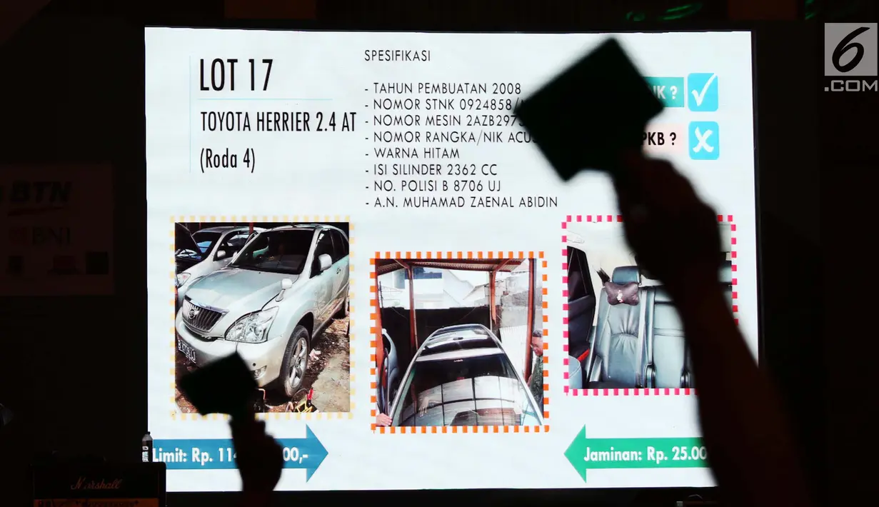 Peserta saat menawar harga mobil Toyota Harrier 2.4 tahun 2008 dalam ajang Lelang Expo 2017 di Jakarta Convention Center (JCC), Jumat (22/9). Hampir 1000 orang berjibaku mengajukan harga untuk mendapatkan barang gratifikasi KPK (Liputan6.com/Angga Yuniar)