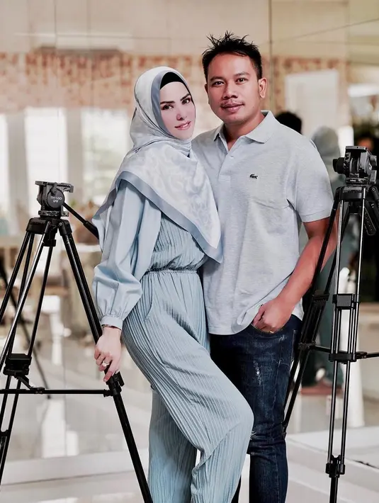 Setelah mengaku telah menikah siri, Angel Lelga dan Vicky Prasetyo akan menikah dan tercatat di buku negara pada 9 Februari 2018. Keesokan harinya akan menggelar resepsi. (Instagram/angellelga)