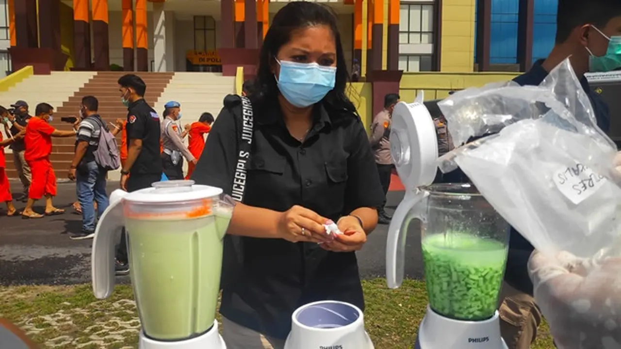 Permusnahan narkoba jenis pil ekstasi oleh personel Polda Riau jelang perayaan tahun baru.