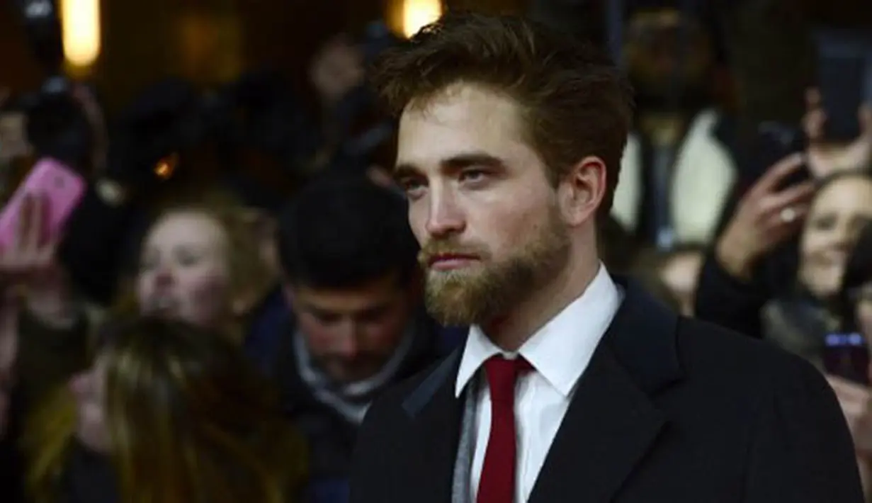 Penampilan Robert Pattinson yang membuatnya hampir tak dikenali saat menghadiri pemutaran film "Life" di Berlin, Jerman, 9 Februari 2015. (AFP PHOTO/John MACDOUGALL)