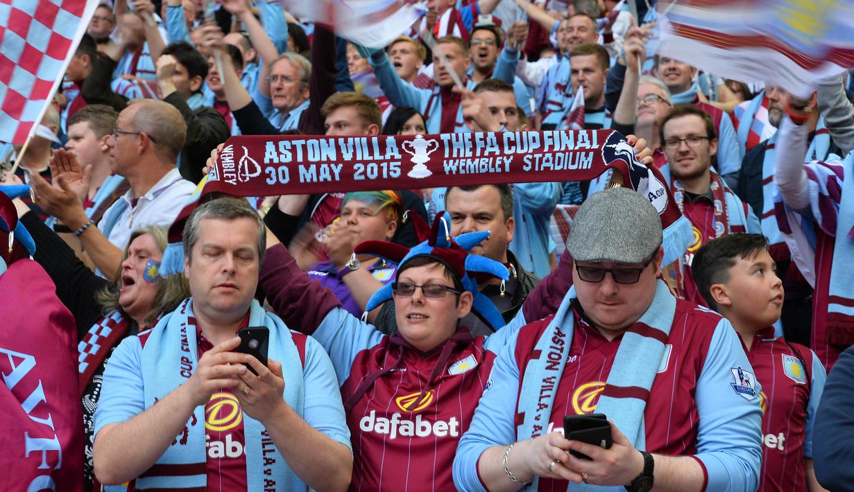 Suporter Aston Villa membentagkan syal sebelum pertandingan final FA Cup melawan Arsenal yang berlangsung di Wembley stadium, Sabtu (30/5/2015). Aston Villa berada diposisi enam klub dengan raiah Piala FA terbanyak dengan mengoleksi 7 trofi Piala FA pada musim  1886/87, 1894/95, 1896/97, 1904/05, 1912/13, 1919/20, 1956/57. (AFP/Glyn Kirk)