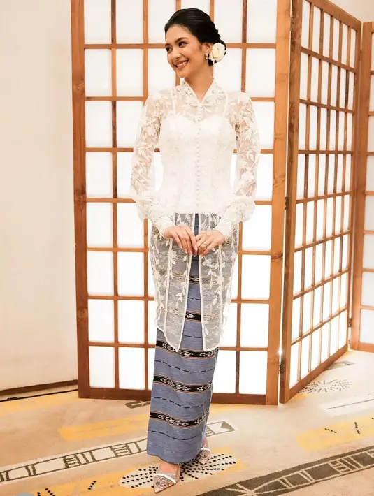Dengan rambut disanggul modern dan hiasan bunga mawar putih, Mikha terlihat memancarkan pesona gadis keturunan Maluku yang cantik dan manis. [@miktambayong]