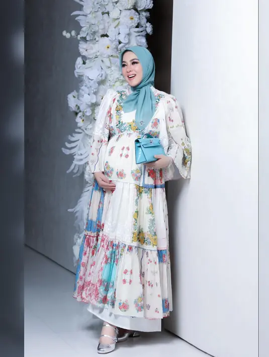<p>Penyanyi berusia 43 tahun ini berpose dengan gamis bermotif floral yang didominasi dengan warna kebiruan. (Foto: Instagram/ princessyahrini)</p>