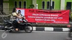 Pengendara motor melintas di depan spanduk Yusril Ihza Mahendra yang menolak penggunaan isu SARA dalam Pilkada DKI di Jalan Panjang, Jakarta, Rabu (2/11). Jelang Pilkada DKI 2017, spanduk imbauan tepis isu SARA mulai bertebaran (Liputan6.com/Yoppy Renato)