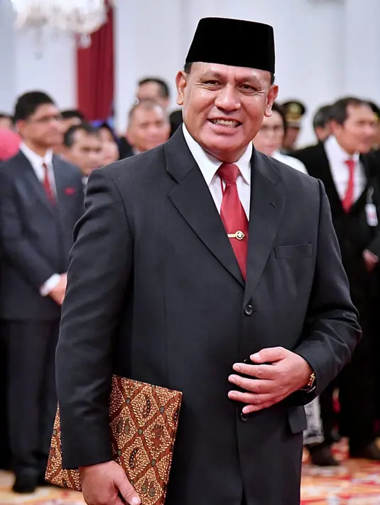 Komjen Firli Bahuri berpose saat pelantikan pimpinan KPK periode 2019-2023 di Istana Negara, Jakarta, Jumat (20/12/2019). Komjen Firli Bahuri ditetapkan sebagai Ketua KPK, Alexander Marwata, Lili Pintauli Siregar, Nurul Ghufron, dan Nawawi Pomolango sebagai wakil Ketua. (Foto: Biro Pers Setpres)