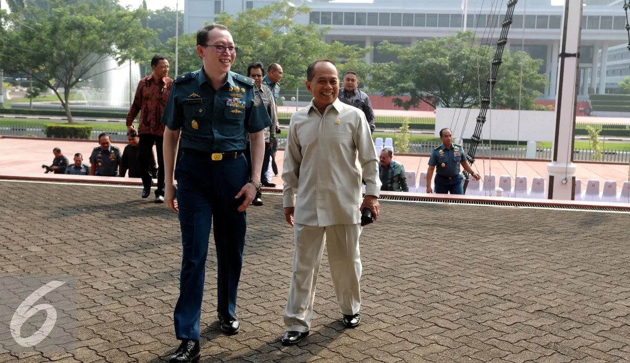 Wakil Ketua Umum Partai Demokrat Syarief Hasan (kanan) bersiap melakukan pertemuan dengan pejabat TNI AL di gedung utama Mabes TNI AL Cilangkap, Jakarta (19/1/2016). Pertemuan untuk meningkatkan tali silaturahmi. (Liputan6.com/Helmi Fithriansyah)