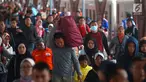 Suasana arus balik di Stasiun Senen, Jakarta, Senin (18/6). Belum terjadi lonjakan pemudik pada arus balik tiga hari setelah Lebaran. (Merdeka.com/Imam Buhori)