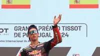 Selebrasi pembalap KTM, Pedro Acosta di atas podium setelah menempati peringkat ketiga pada balapan utama MotoGP Portugal 2024 Sirkuit Internasional Algarve, Portimao, Portugal, Minggu (24/3/2024) malam WIB. Pedro Acosta juga tercatat sebagai pembalap termuda ketiga yang mampu naik podium di kelas utama MotoGP sepanjang sejarah. (AFP/Patricia De Melo Moreira)