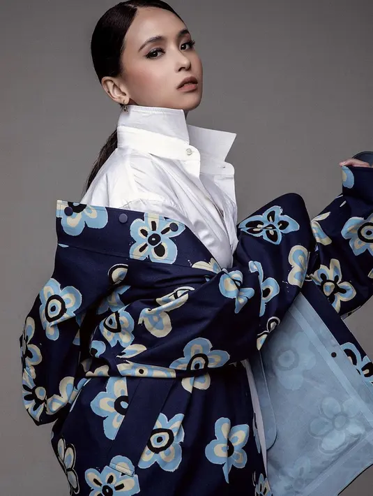 Menggunakan kemeja putih, Ayushita juga turut serta memadukannya dengan sebuah jaket denim bermotif bunga. Penampilan chic Ayushita ini juga bisa dijadikan inspirasi. (Liputan6.com/IG/@ayushita)