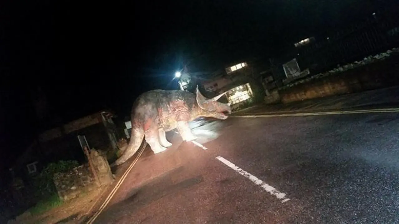 Orang Iseng Letakkan Dinosaurus di Tengah Jalan